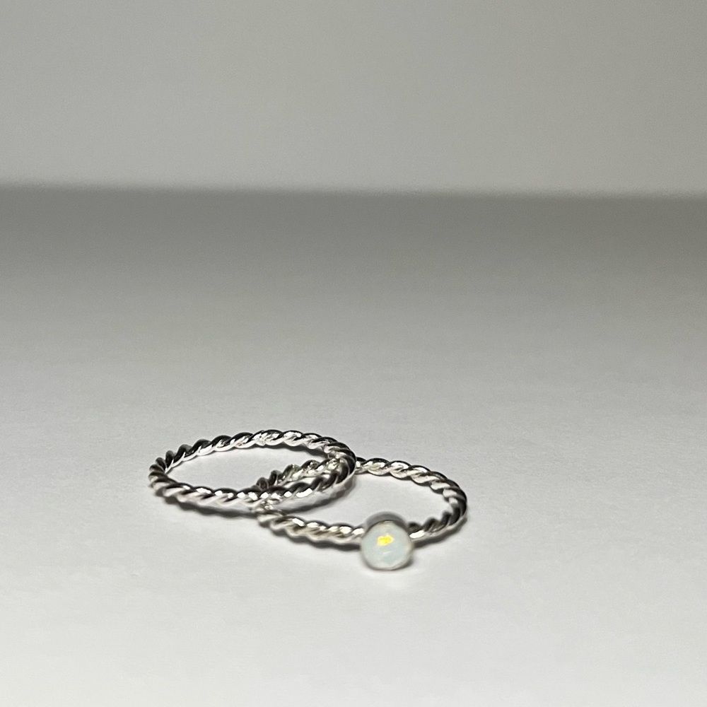 Twisted Circle Rings